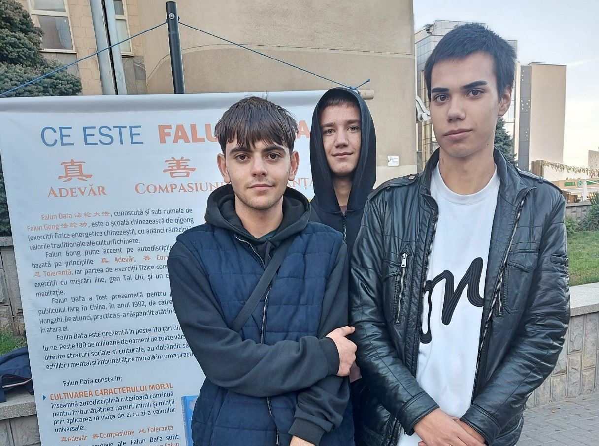 '图8:少年弗洛林(Florin)、弗龙兹·亚历山德鲁(Frunze Alexandru)和马克西姆(Maxim,右)都支持法轮大法。'