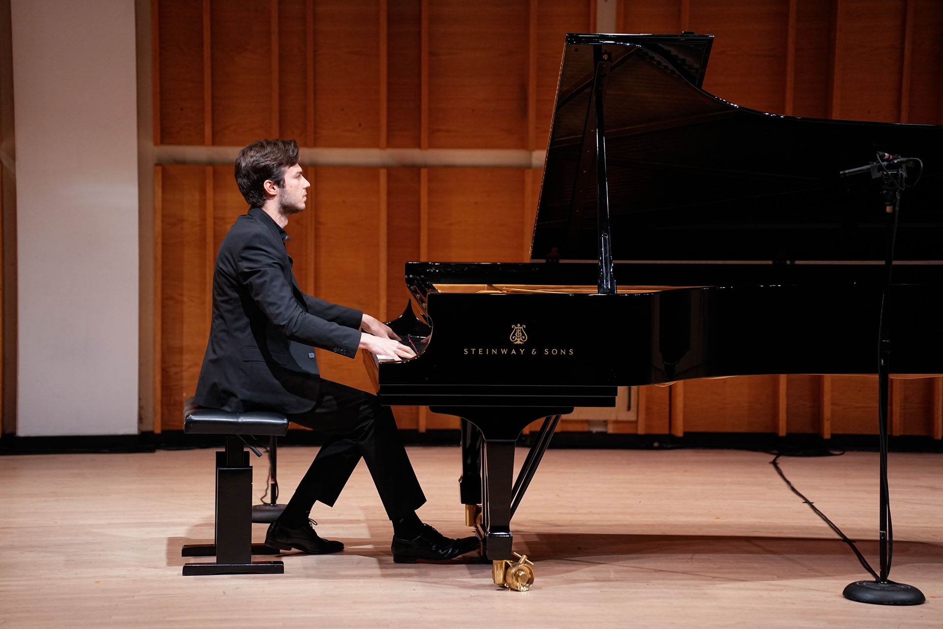 图3:十月十九日,第七届新唐人国际钢琴大赛在纽约曼哈顿考夫曼中心莫肯音乐厅圆满落幕。图为本届大赛金奖得主、德国选手罗伯特(Robert Neumann)在“获奖者音乐会”上演奏。