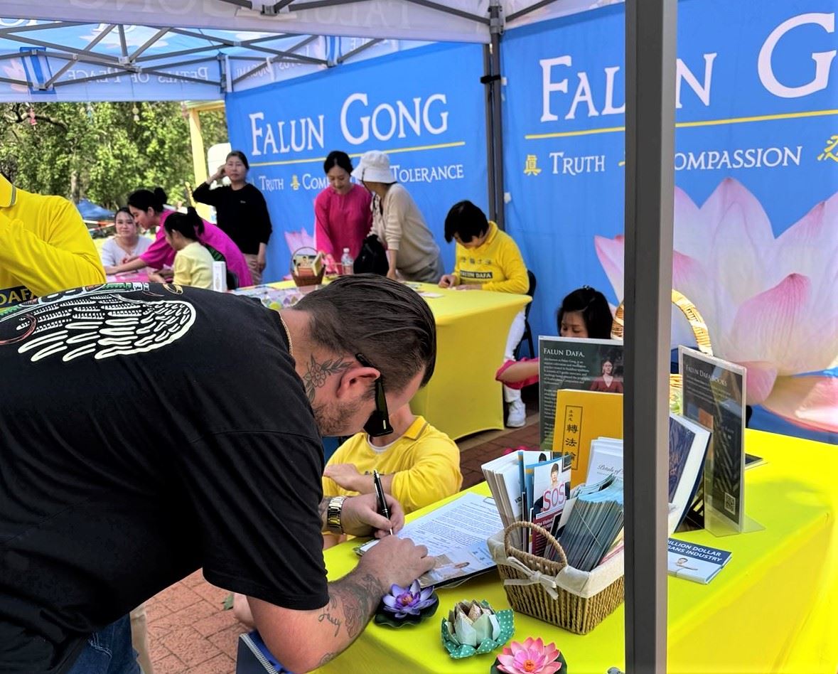 '图4~5:在制止中共迫害的征签簿上,人们签名支持法轮功学员反迫害。'