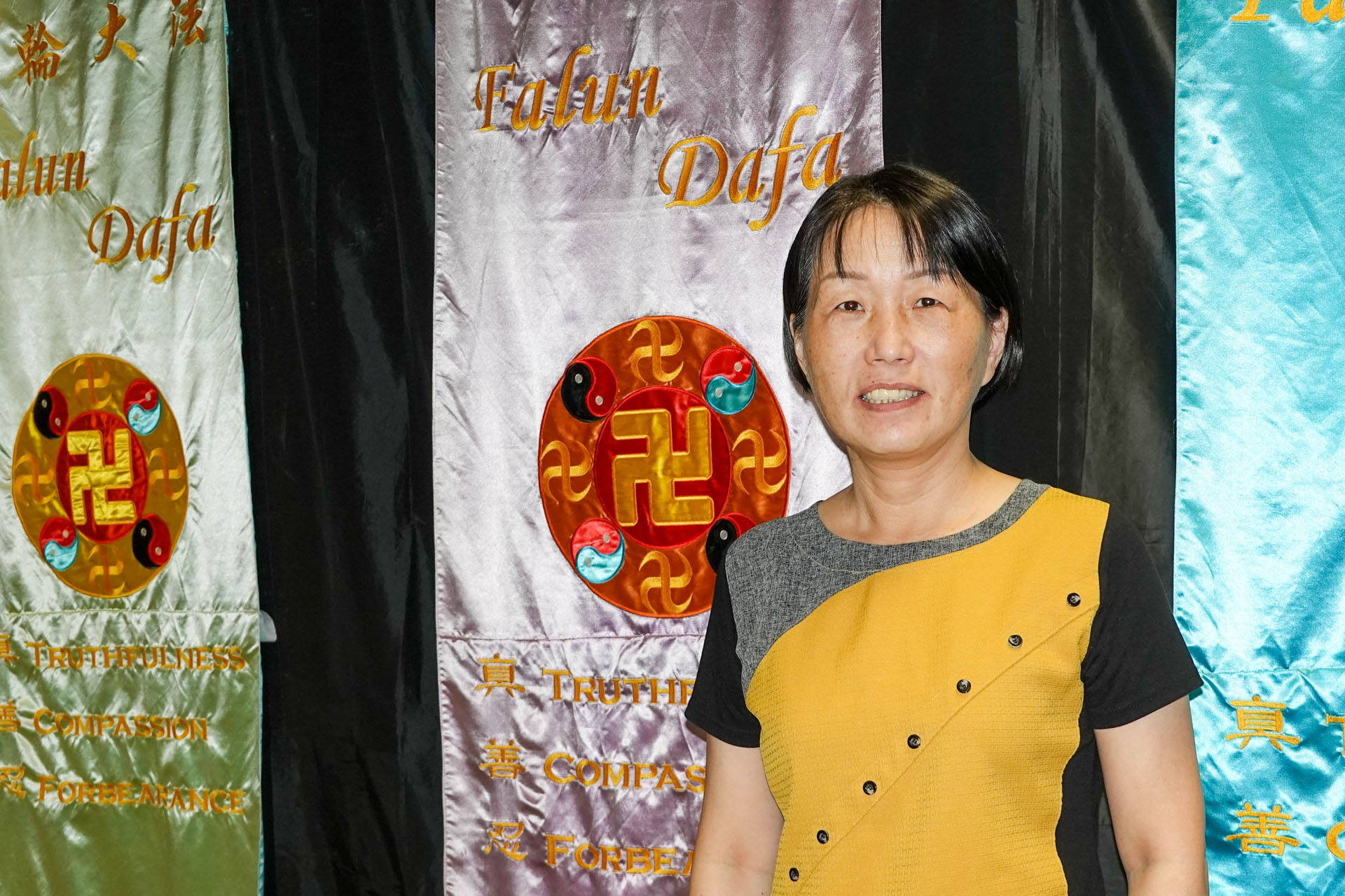 图2:在公部门担任人事主任的家菱,参加法会比学比修,找到修炼的初心。