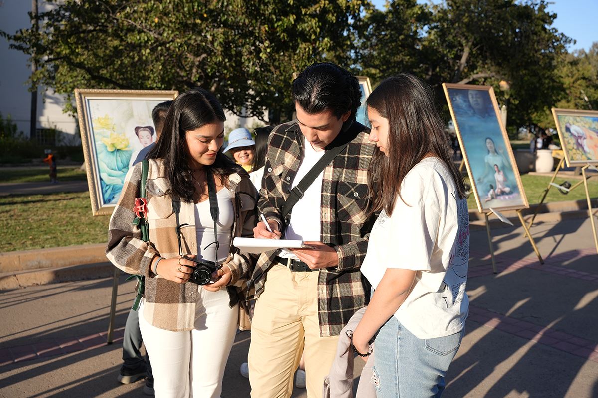 '图1~6:十月十九日,加州圣地亚哥法轮功学员在当地著名景点巴博亚公园(Balboa Park)为美国参议院的《法轮功保护法案》征签。'