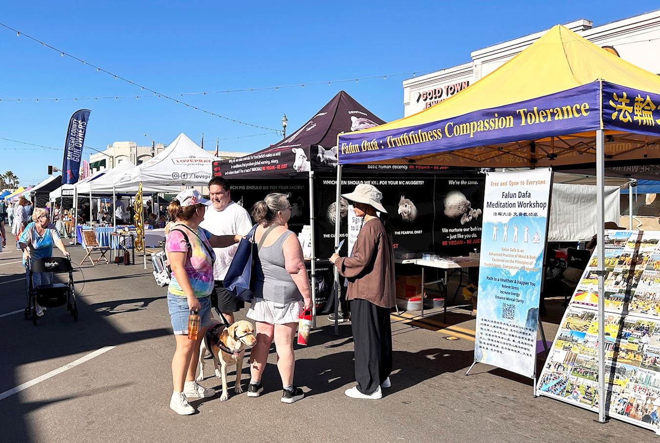 '图7:十月二十日,加州圣地亚哥法轮功学员参加在北郡城市艾斯康迪都(Escondido)举办的大型街市活动,传播大法真相,并为美国参议院的《法轮功保护法案》征签。'