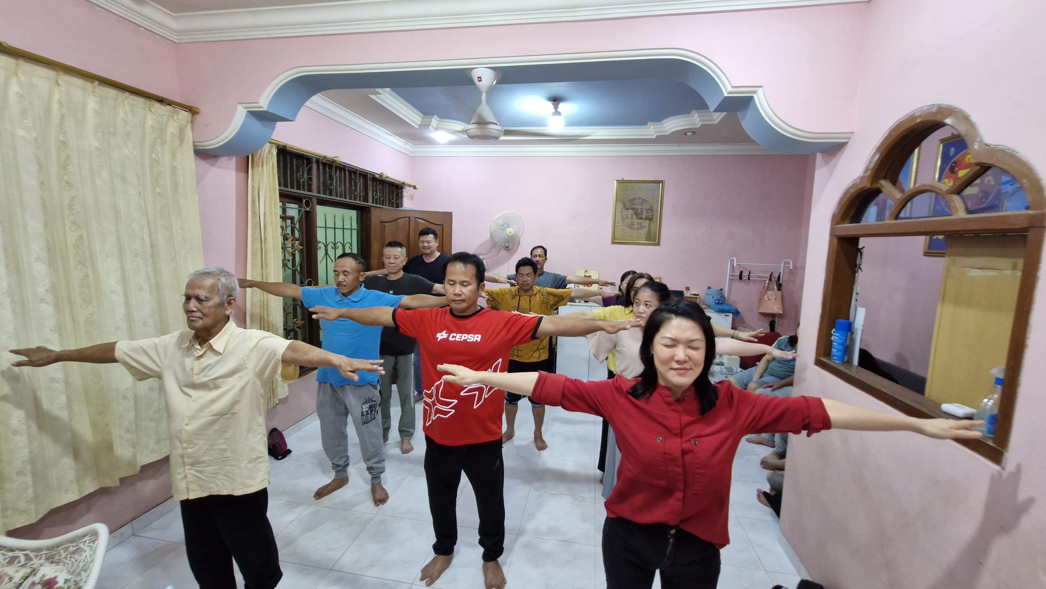 图2:学员集体炼功。