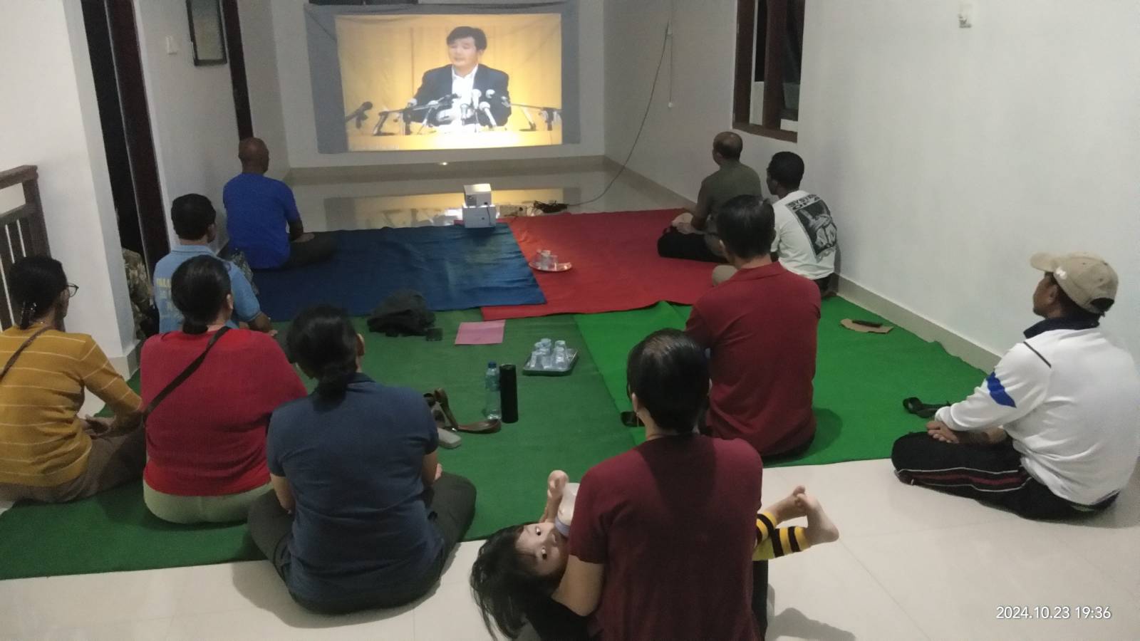 图5:在塔巴南,学员们正在观看李洪志师父在广州的讲法录像。