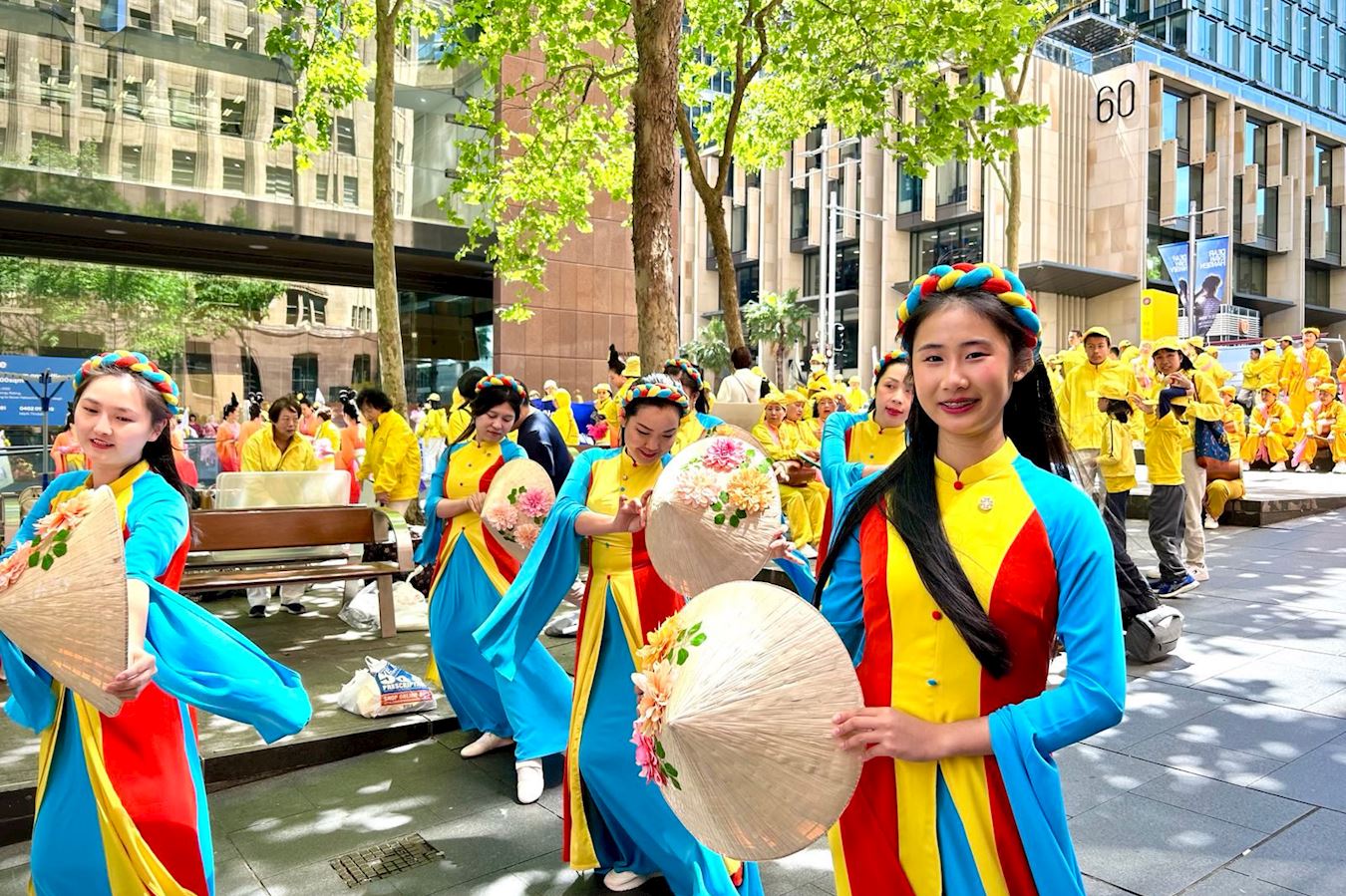 '图15:墨尔本中学生、法轮功学员黄敏安(Hoang Minh Anh)很珍惜和同修们相聚的机会。'