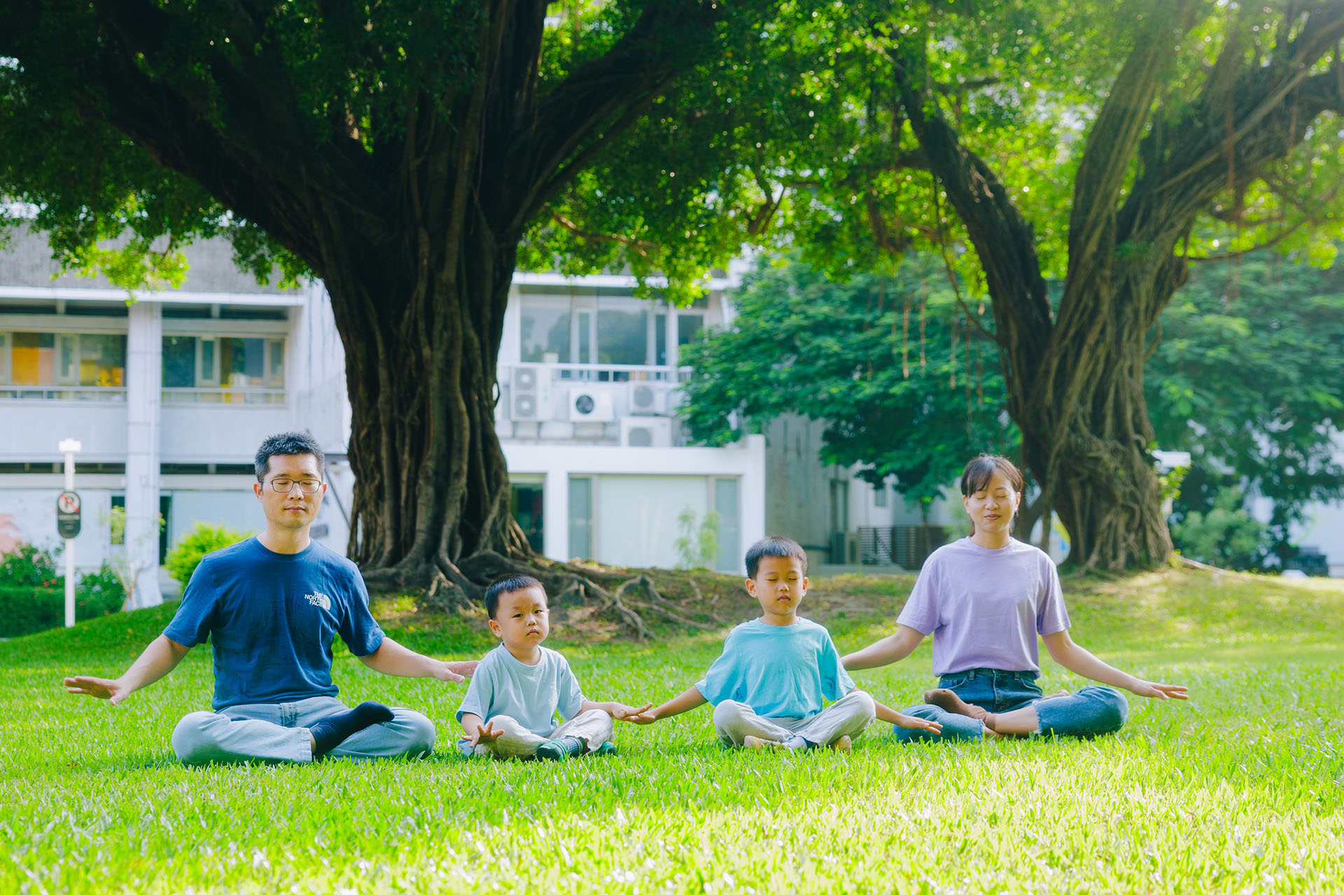 图2:士哲、翊绫夫妇和两个孩子一同炼功,沐浴在大法中修炼,小家庭和睦幸福。