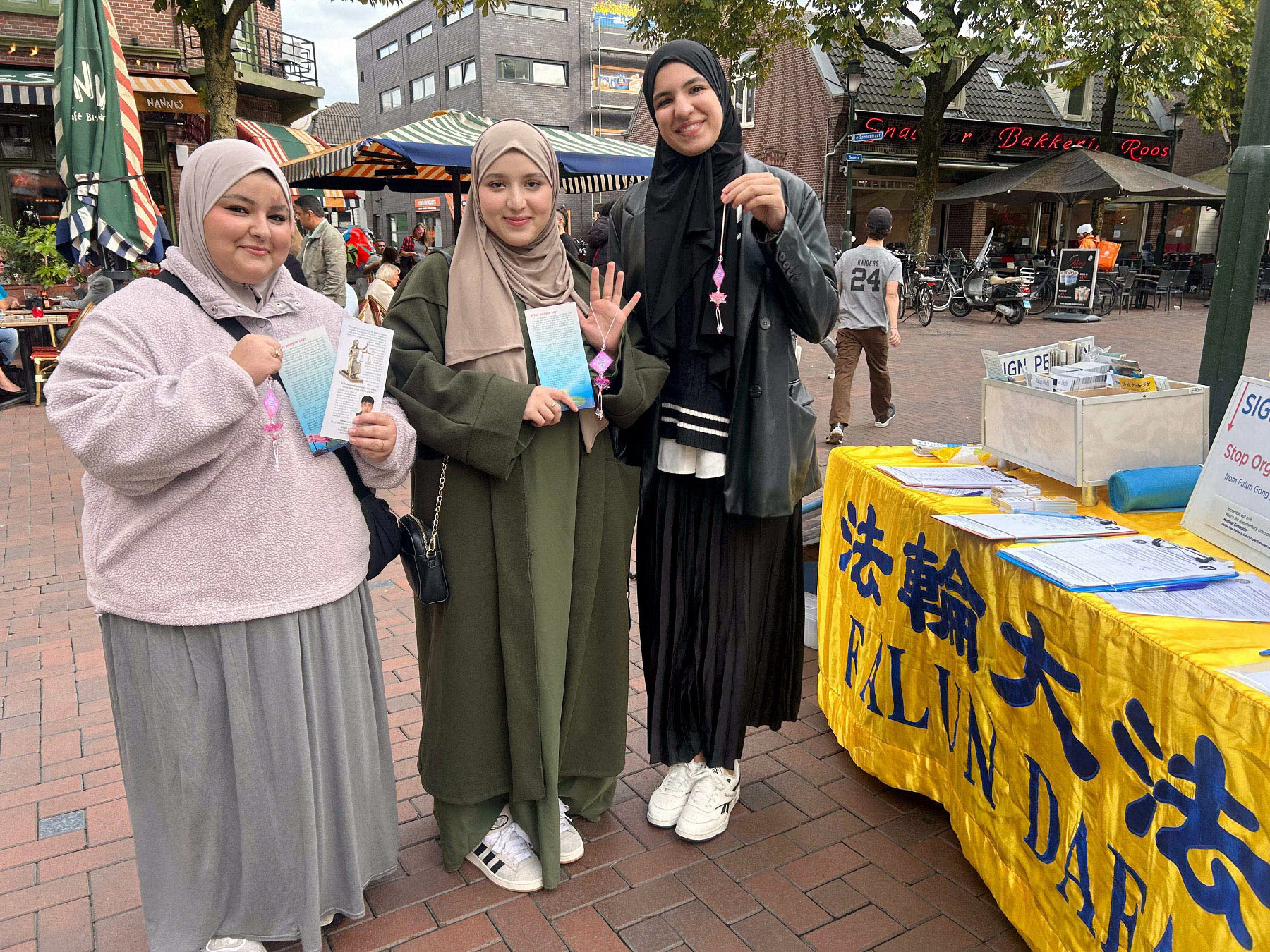 图1~5:学员们在希尔弗瑟姆繁华的商业街布置展板,展示法轮功五套功法,发放真相传单,征集反对中共活摘法轮功学员器官的签名。