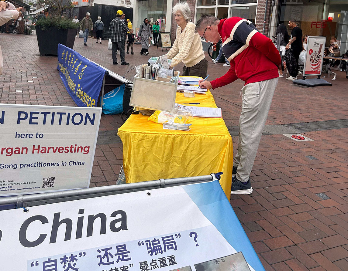 图6~11:明白真相的人们纷纷签名支持法轮功反迫害,有的与学员交谈,想了解更多关于法轮功的讯息,有的想学炼法轮功功法。