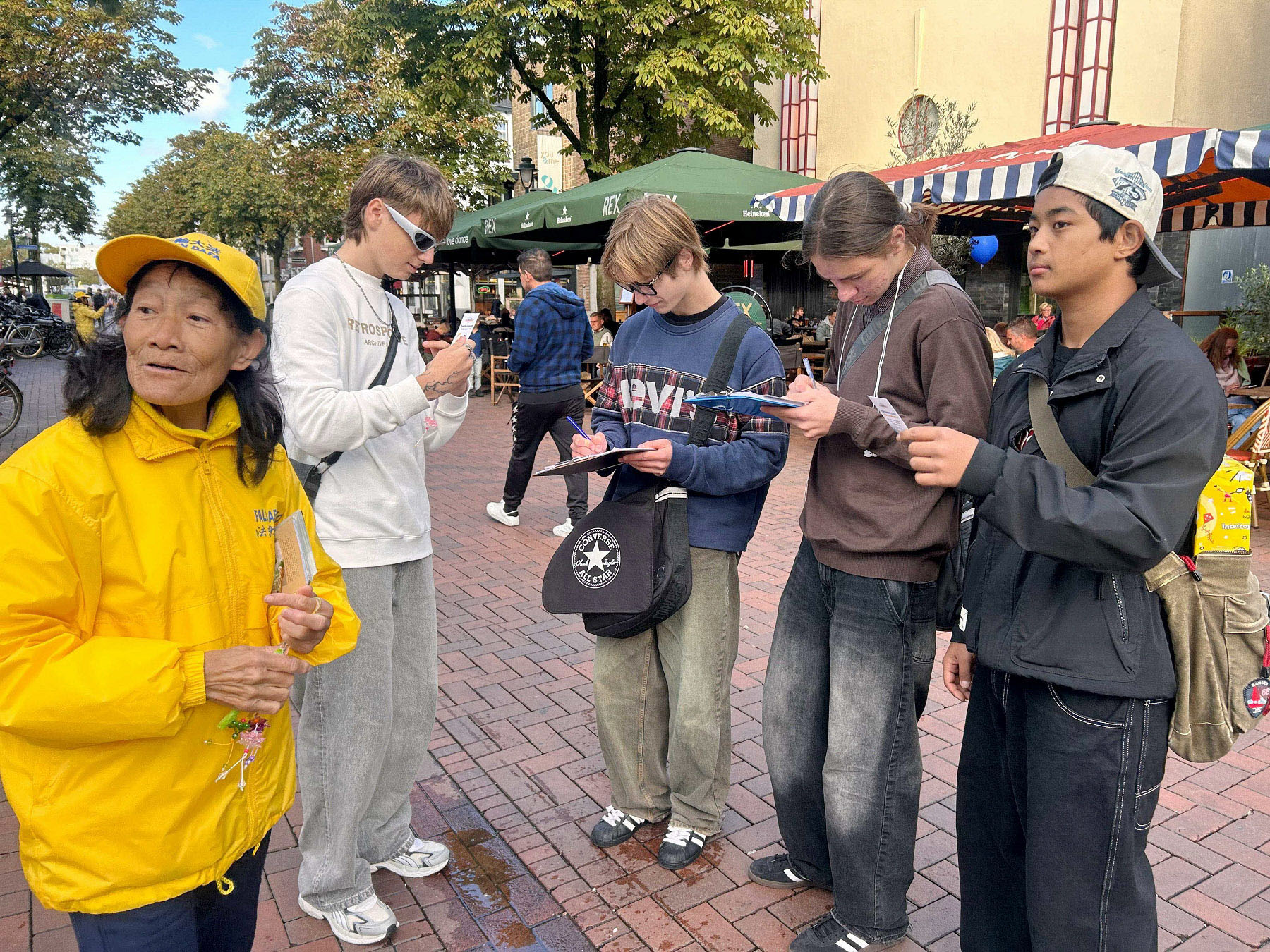 图12:了解真相的年轻学生签名支持法轮功反迫害。