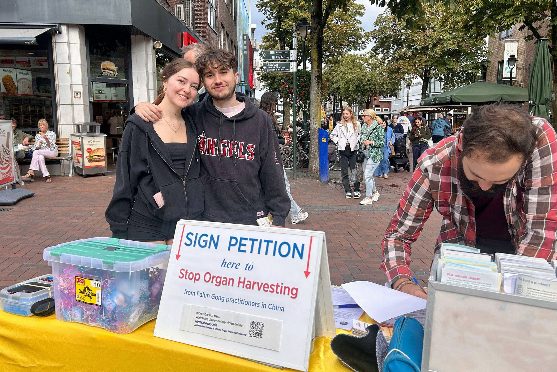 图16:明白真相的年轻情侣感谢学员。