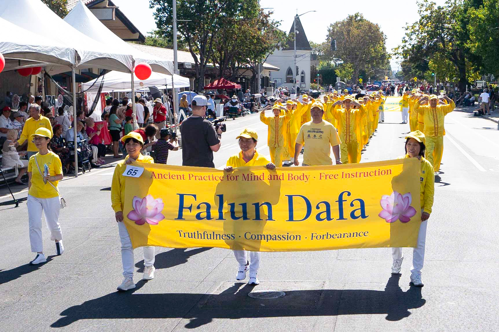图1~7:二零二四年十月五日,旧金山湾区的法轮功学员参加圣塔克拉拉冠军游行受到观众的欢迎。