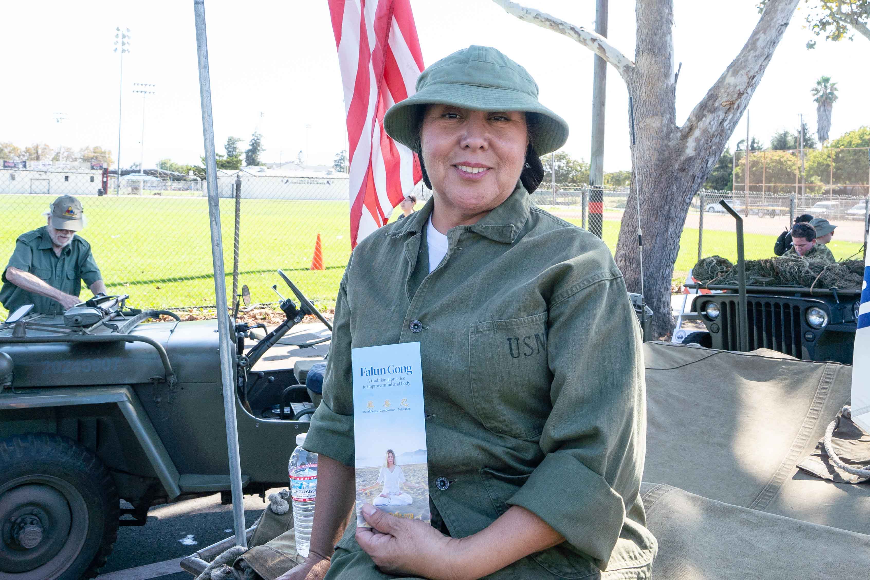 图9:美国现役空军士兵安吉丽娜女士表示,她赞同真善忍原则。