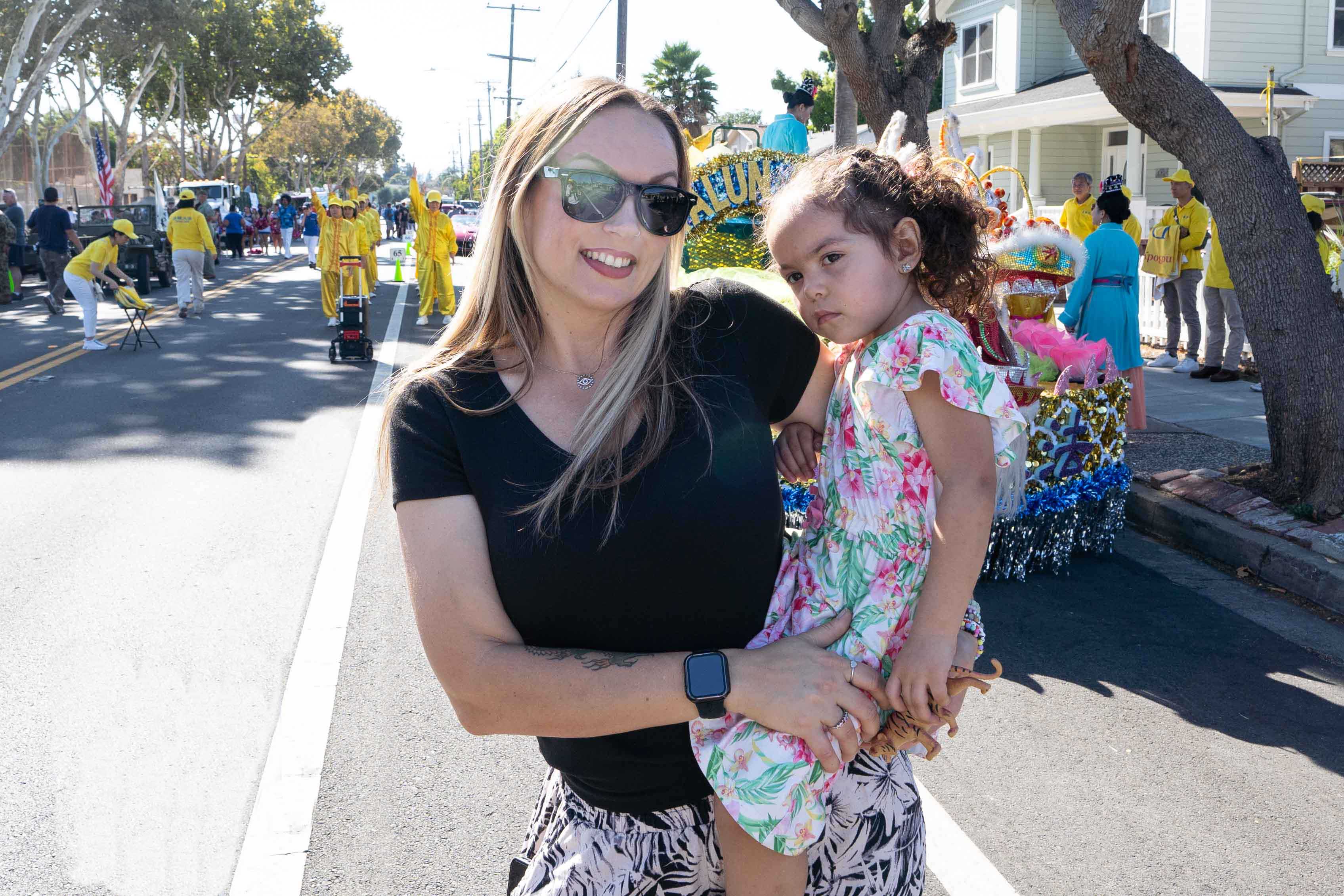 图10:圣塔克拉拉居民卡门表示,她相信遵循真善忍原则一定会让人获益匪浅。