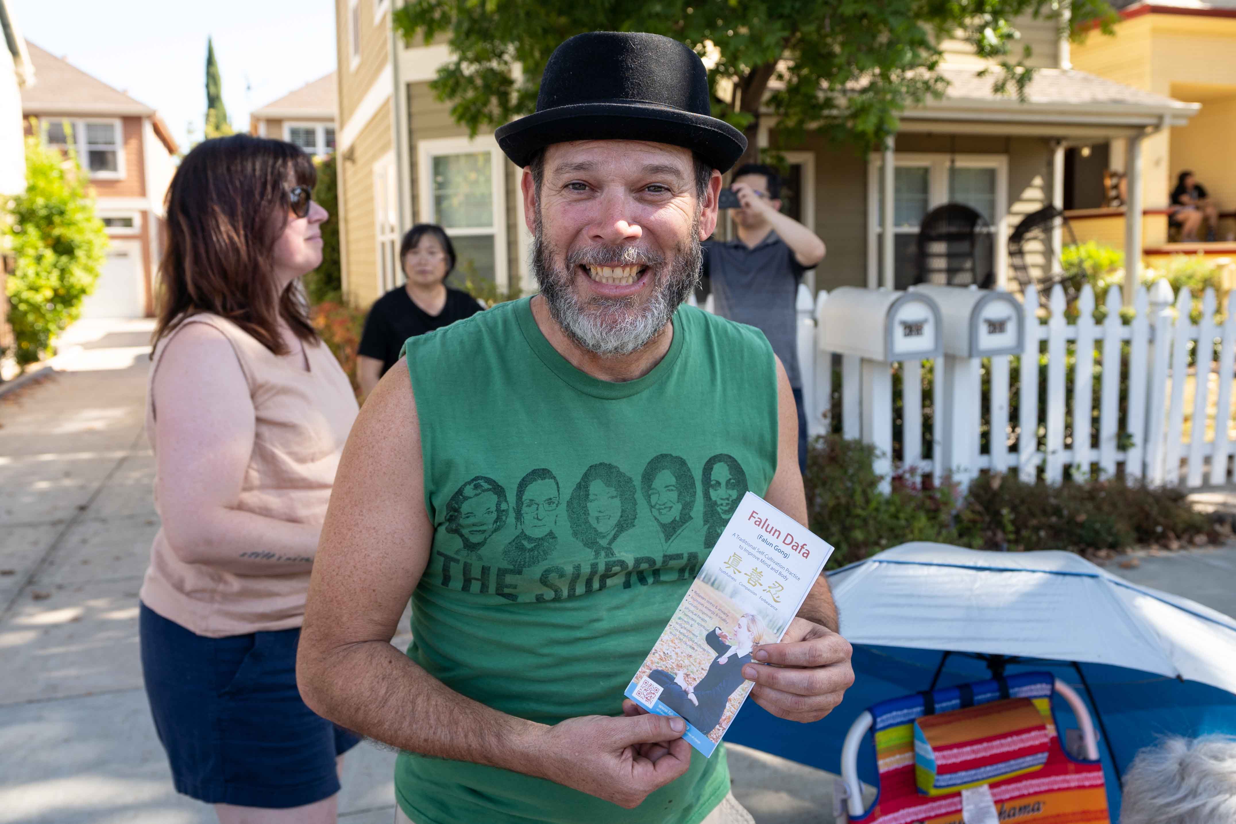 图12:圣塔克拉拉居民奥提斯表示,他喜欢法轮功学员的队伍