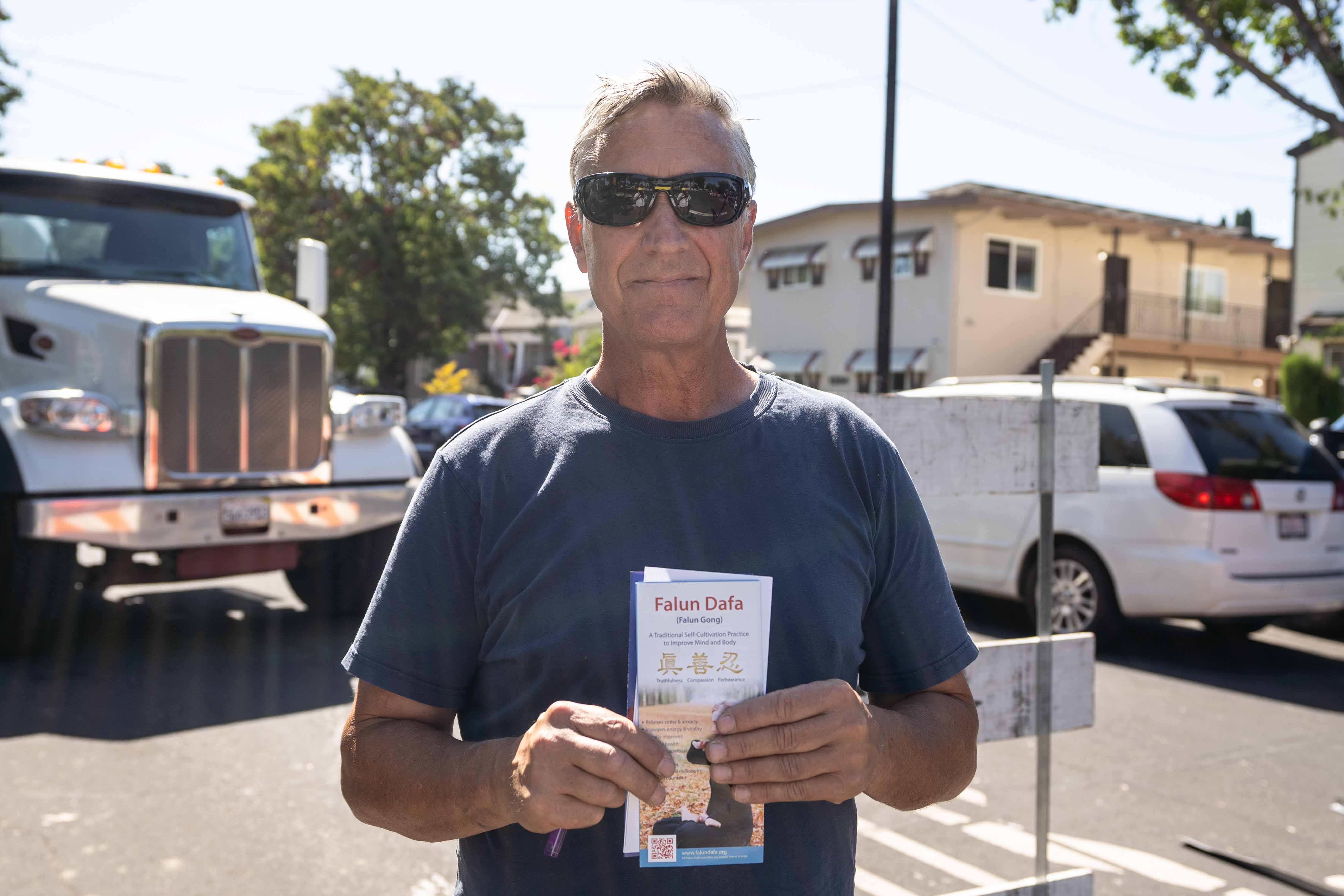 图13:星期六仍在上班的施工人员马丁表示,他非常感激法轮功学员所做的。