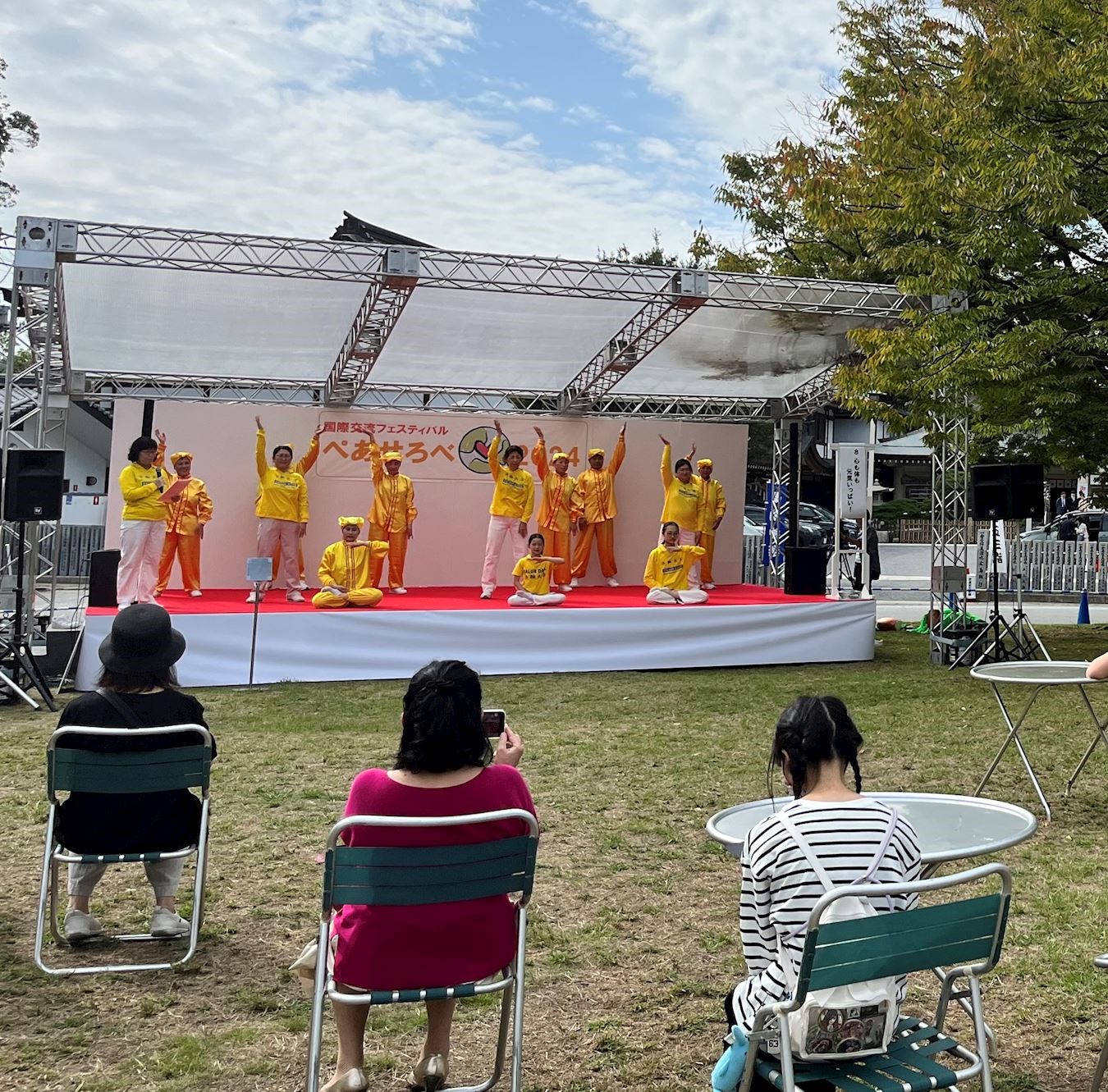 '图2:广岛法轮功学员在“和平与爱国际交流活动”中,舞台演示法轮功五套功法。'