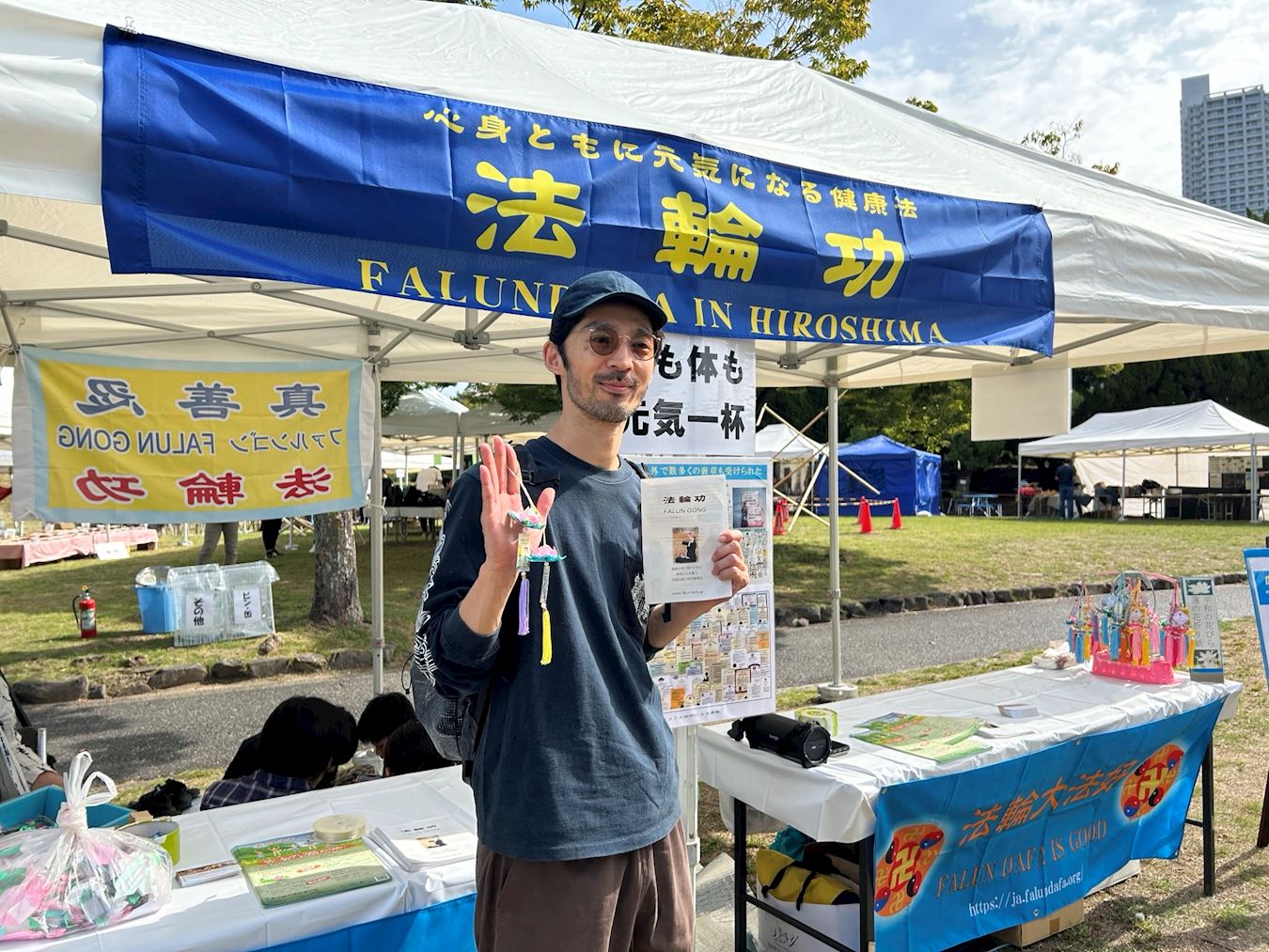 '图5:来自大阪的河濑先生高兴的拿了资料。'