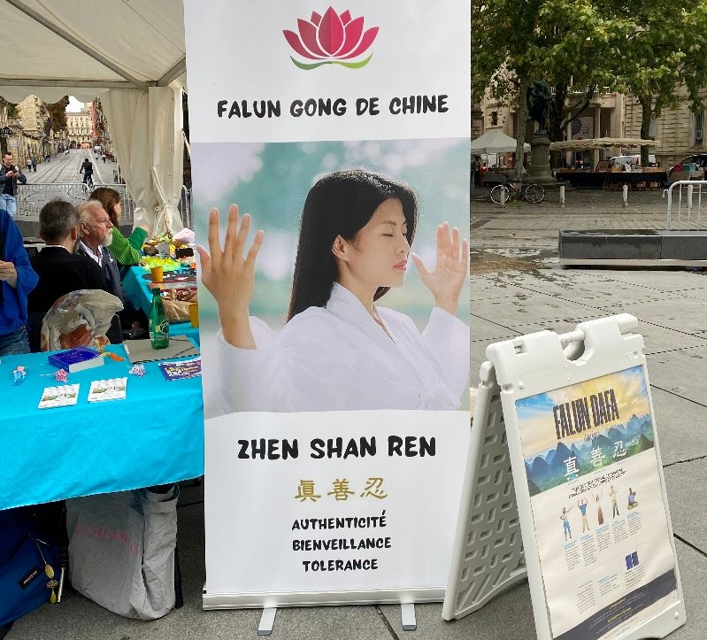 图4~5:二零二四年九月七日星期六,法轮功学员参加了在波尔多市政厅举办的协会论坛活动,他们向民众演示法轮功功法,介绍法轮功。