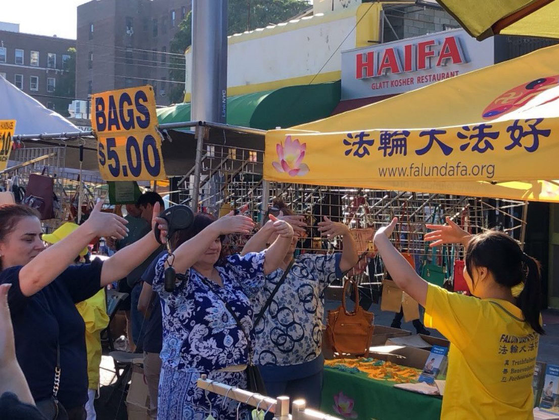 图9:初次学功的女士们感受到法轮功的纯正能量