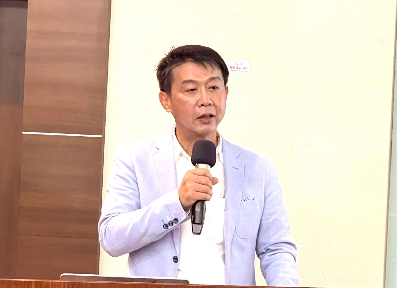 '图2:台湾立委许智杰表示将推动台湾保护法轮功的立法行动。'
