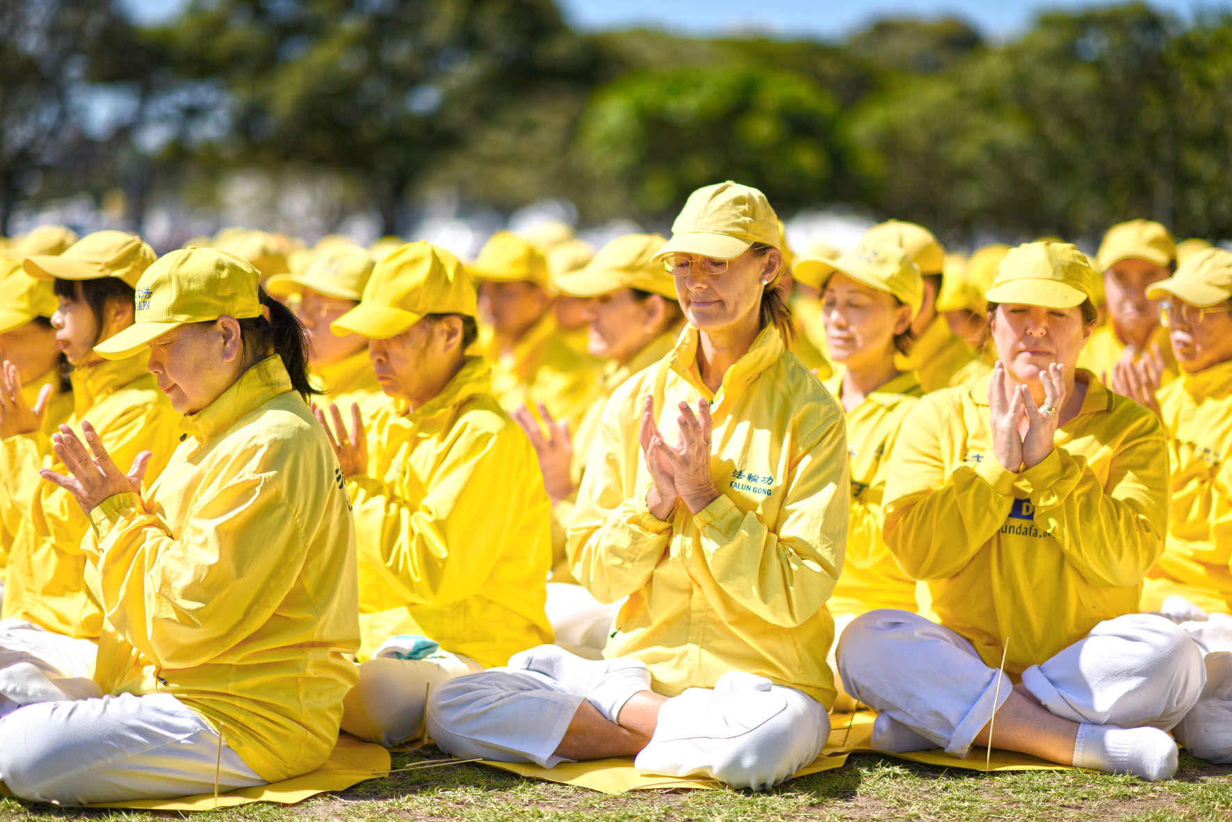 图1~5:二零二四年十月二十六日,在悉尼市中心的银禧水滨公园,来自澳洲各地的部份法轮功学员举行了排字、炼功活动。