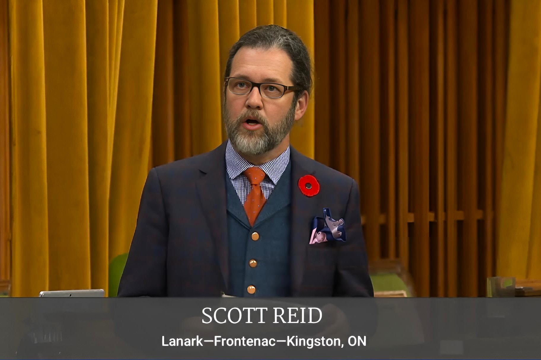 图2:加拿大保守党党团主席、国会议员瑞德(Scott Reid)在加拿大国会呼吁释放所有被非法关押的法轮功学员,包括加拿大蒙特利尔居民丛新苗的母亲丛兰英女士。(国会视频截图)