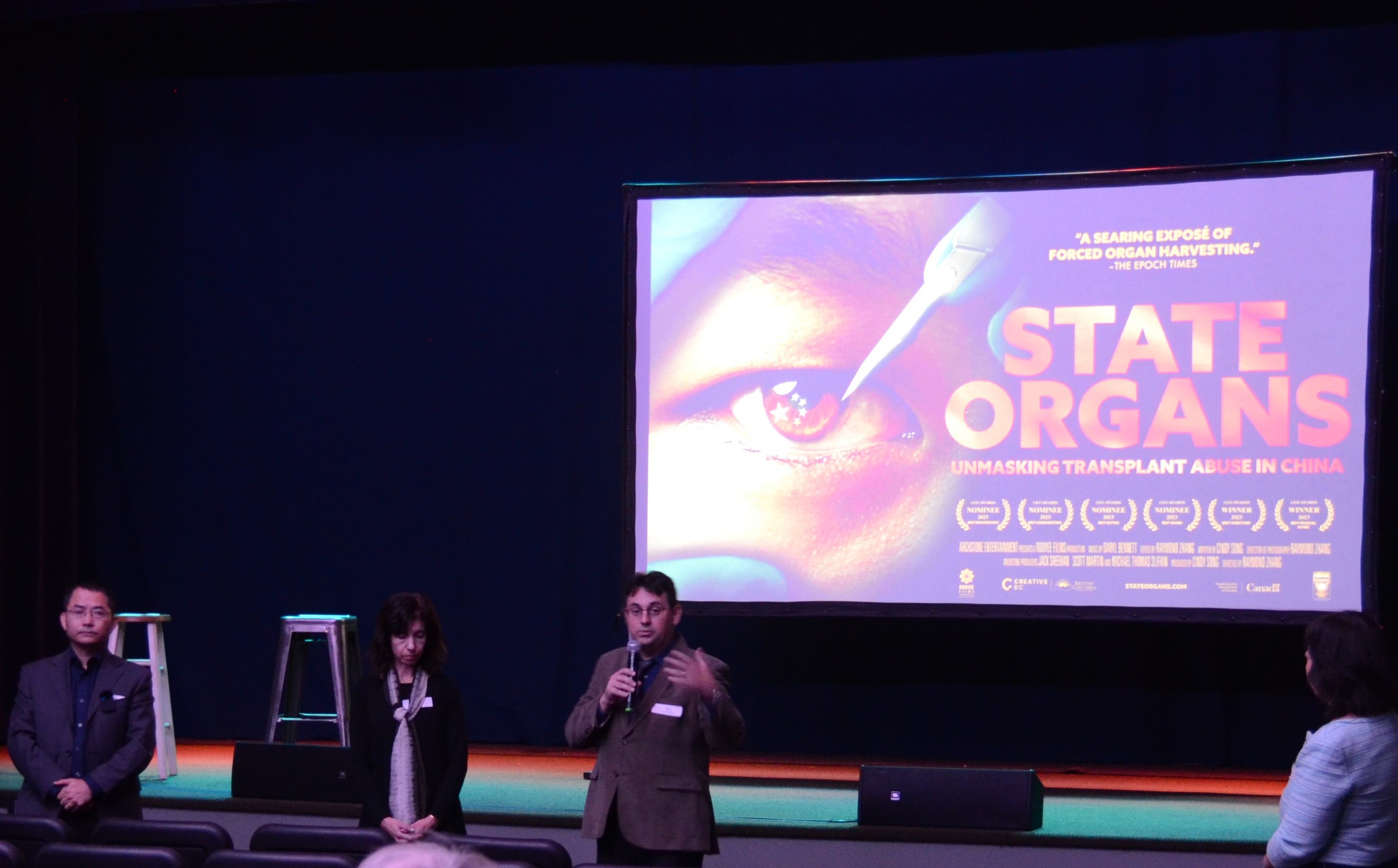 图1:二零二四年十一月九日,在美国特拉华州威明顿市中心的N剧院(Theatre N)公映了纪录片《国家器官》。图为在电影放映后举办的讨论会上,专家在回答观众的提问。