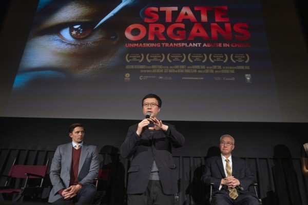图1:二零二四年十一月九日晚,纪录片《国有器官》在纽约曼哈顿进行首场放映,嘉宾在放映会的小组讨论会上发言。(由左至右)主持人Roman Balmakov、电影导演章勇进、和追查国际主席汪志远医生在Village East by Angelika影院。