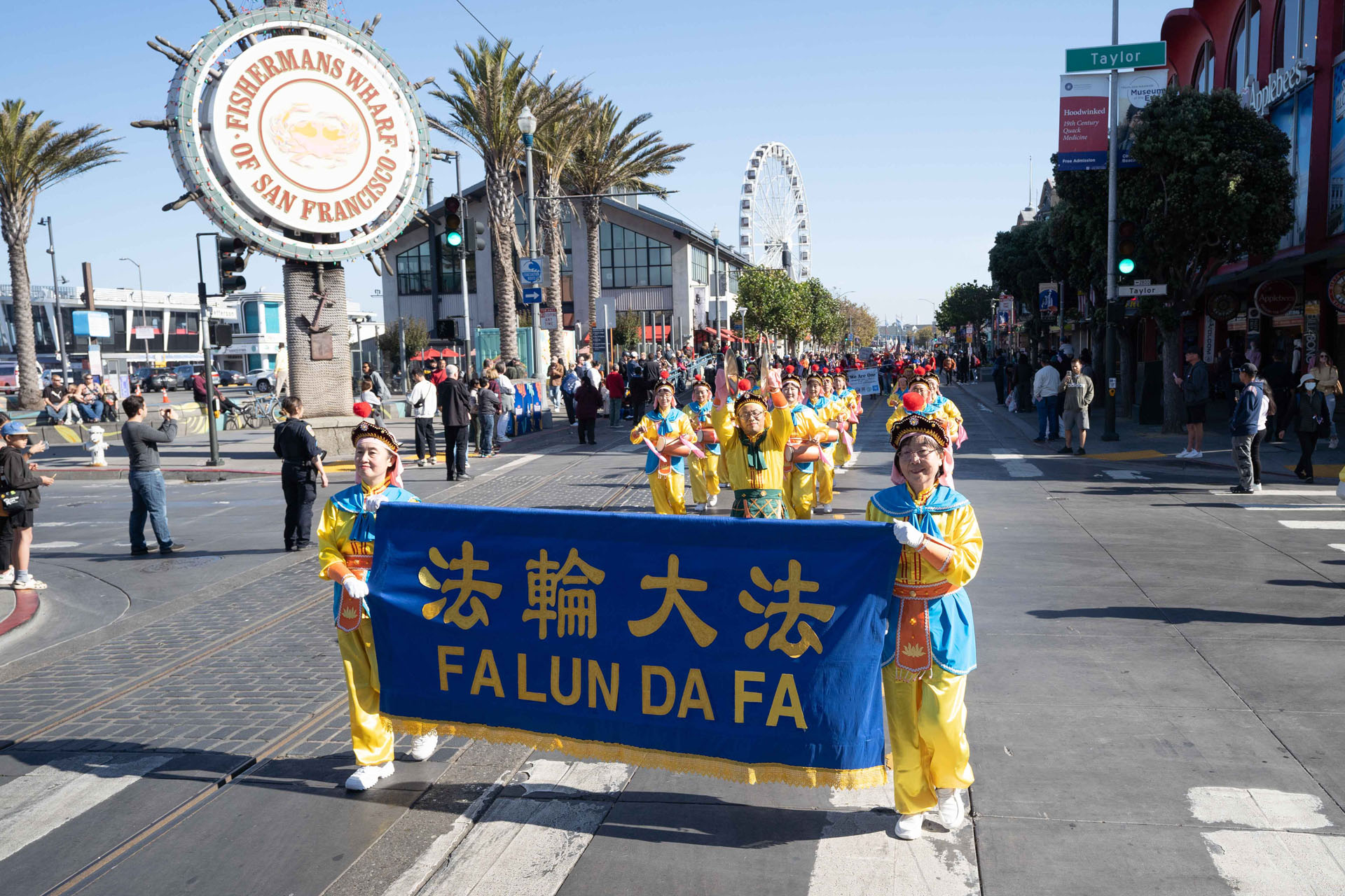 图1~7:在老兵节游行中,法轮功学员的队伍受到欢迎。