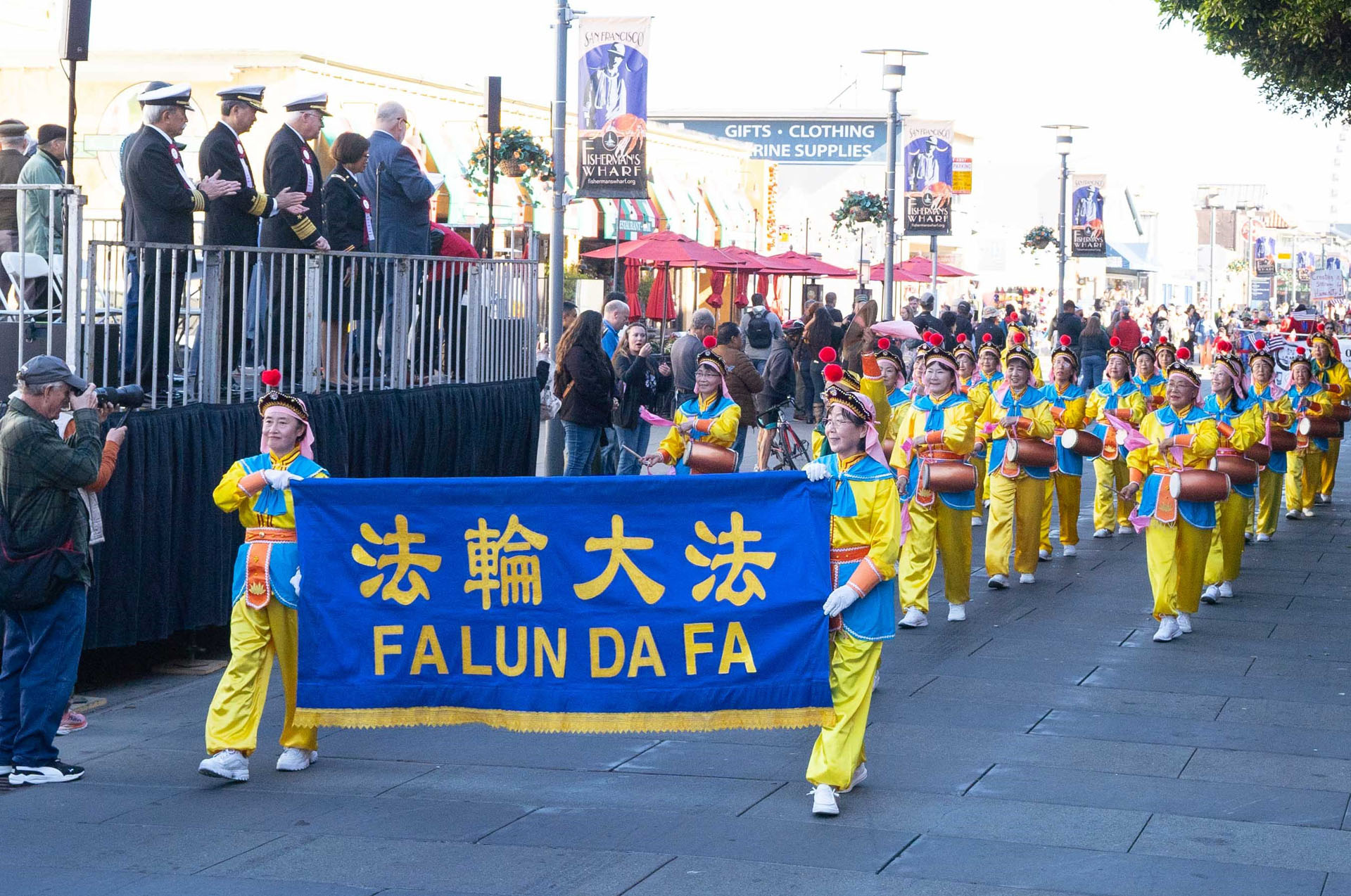 图8~9:法轮功学员的游行队伍经过主席台,主持人向观众介绍并赞赏法轮功。