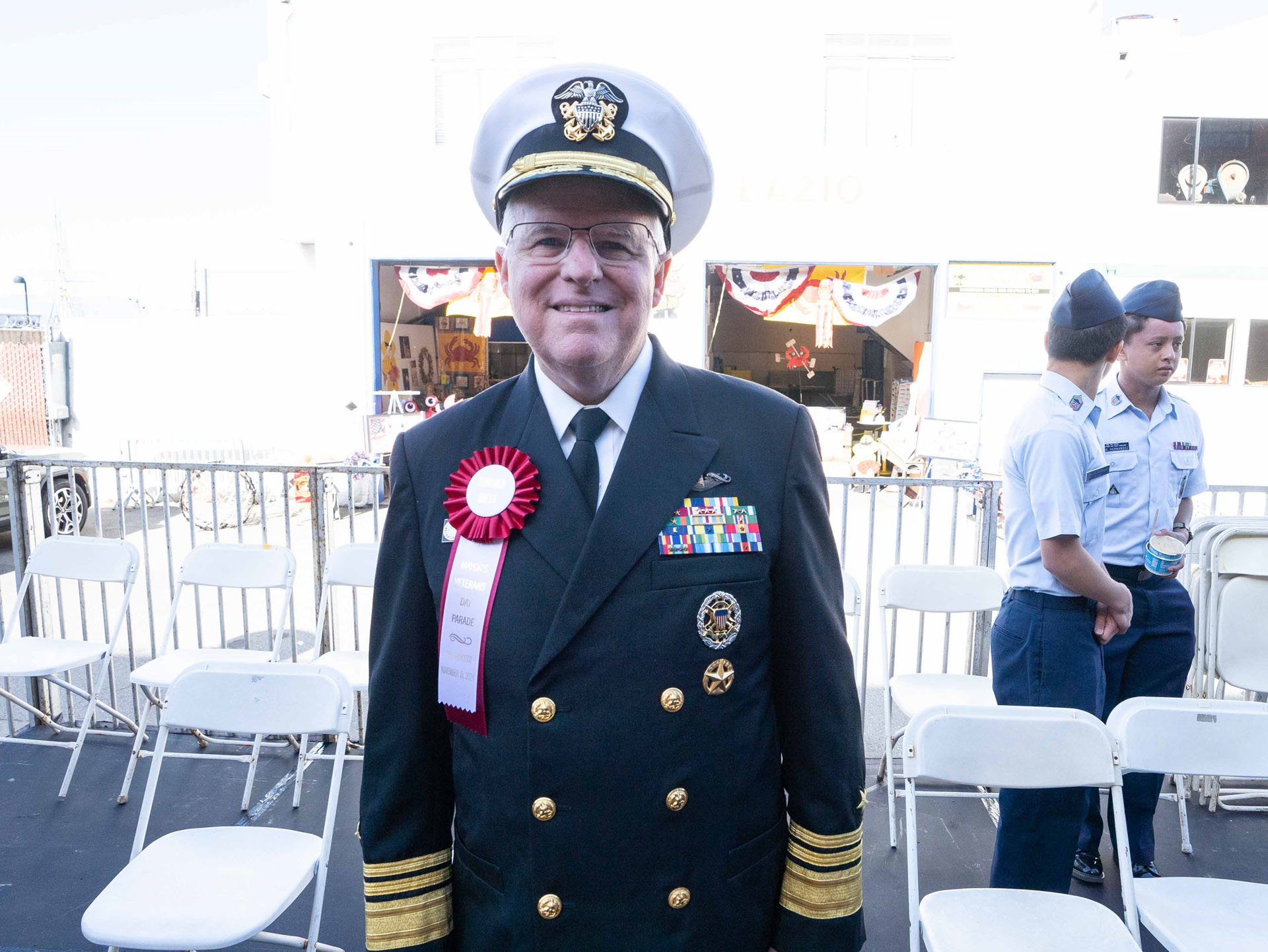 图10:美国海军中将约瑟夫·穆洛伊(Joseph Mulloy)称赞天国乐团的演奏非常精彩