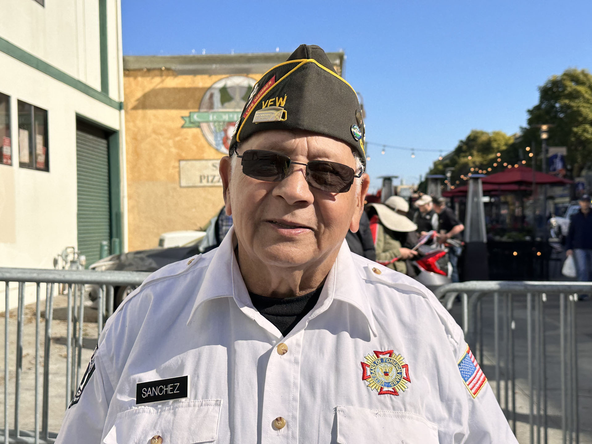 图19:越战老兵曼尼·桑切斯(Manny Sanchez)希望法轮功学员今后能再来参加游行。