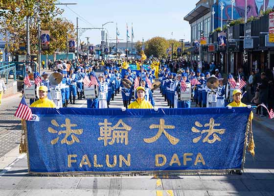 旧金山老兵节游行 民众赞法轮功伟大