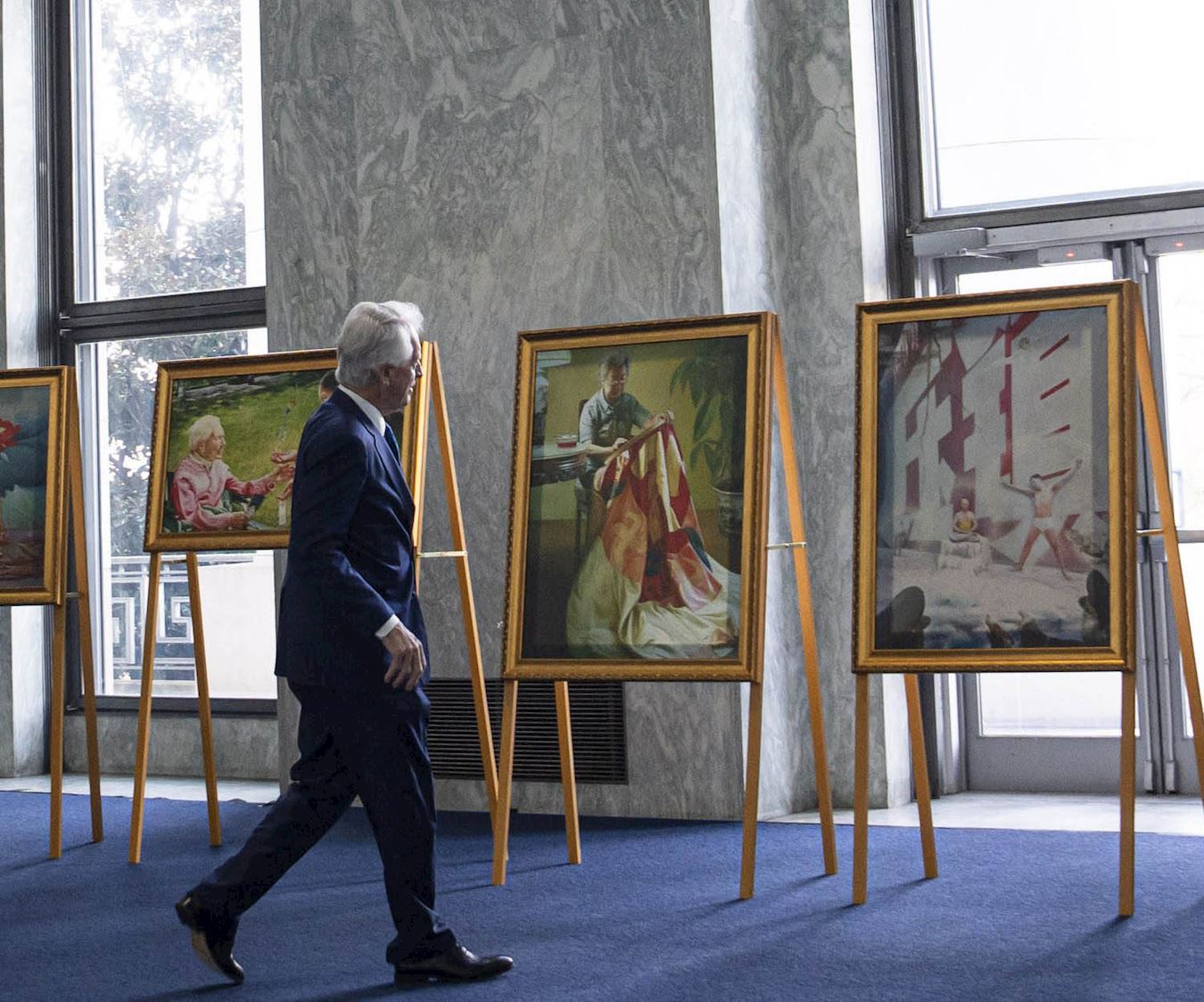 '图7:前国会众议员吉姆·斯莱特里(Jim Slattery) 路过真善忍美展,观看了画作。'