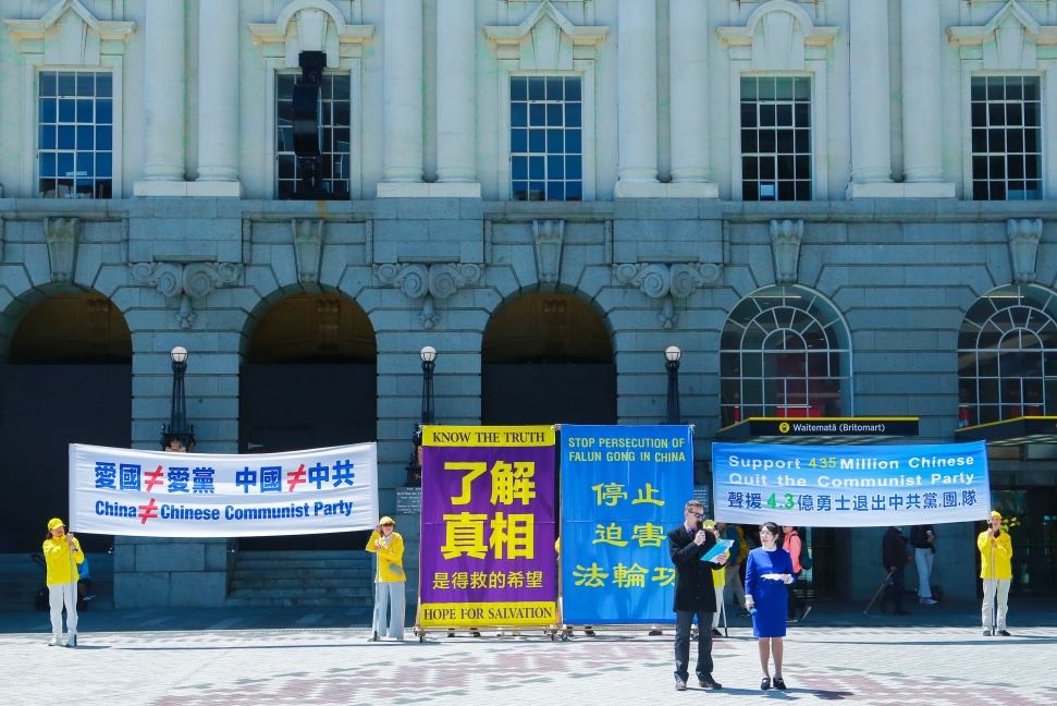'图1:二零二四年十一月十六日,新西兰法轮功学员在奥克兰市中心伊丽莎白广场(Elizabeth Square)炼功,纪念《九评共产党》(简称《九评》)发表二十周年。'