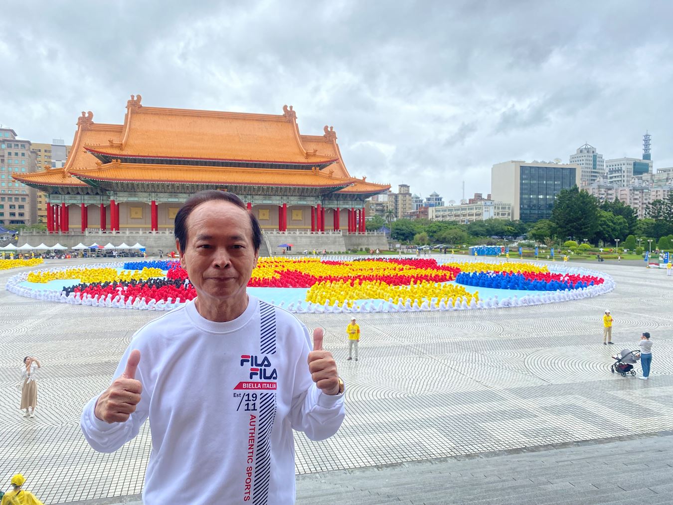 '图4:受邻居邀请首次观排字,叶先生双手竖起大拇指喊赞!'