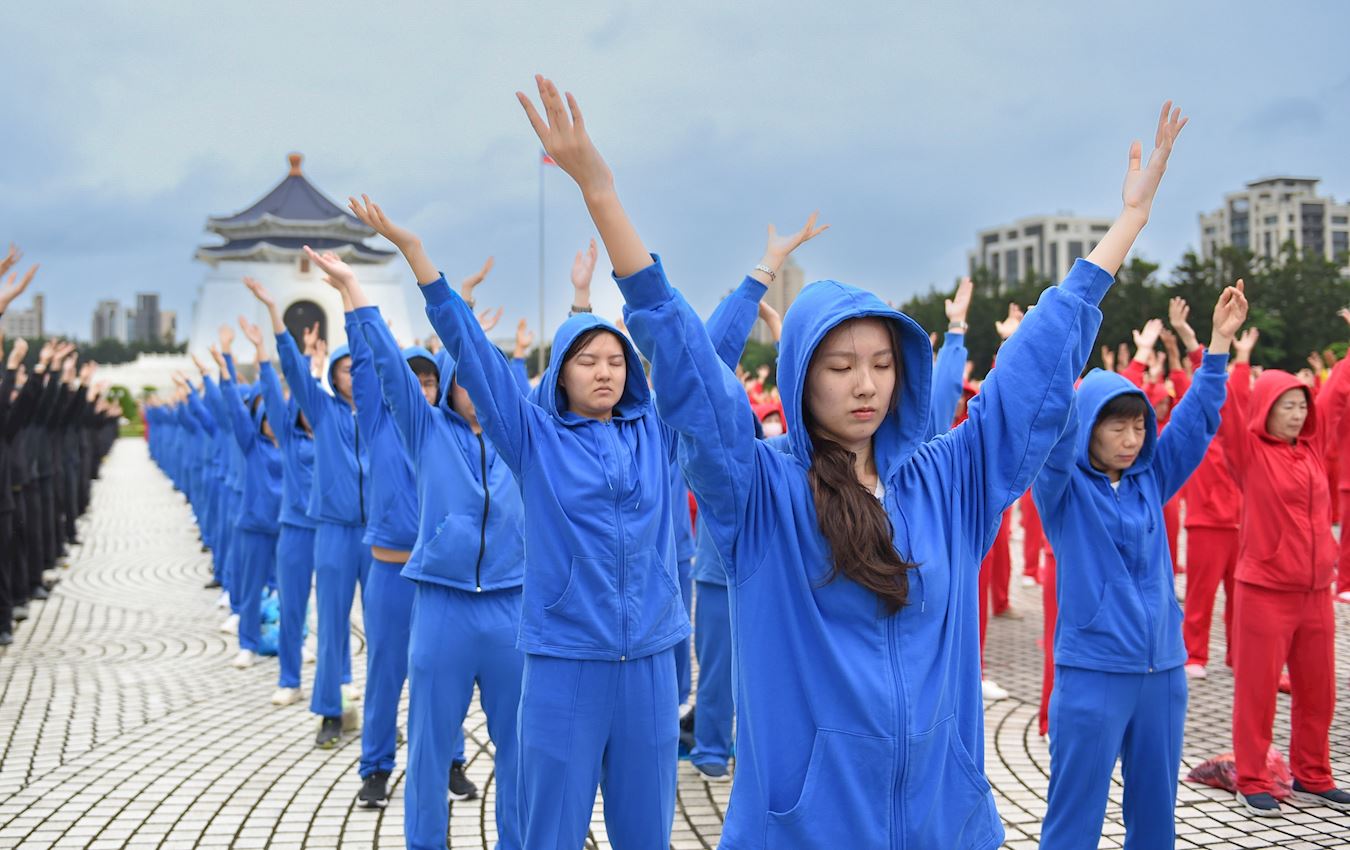 '图3~6:五千两百名法轮功学员于排字结束后,举行集体炼功。。'