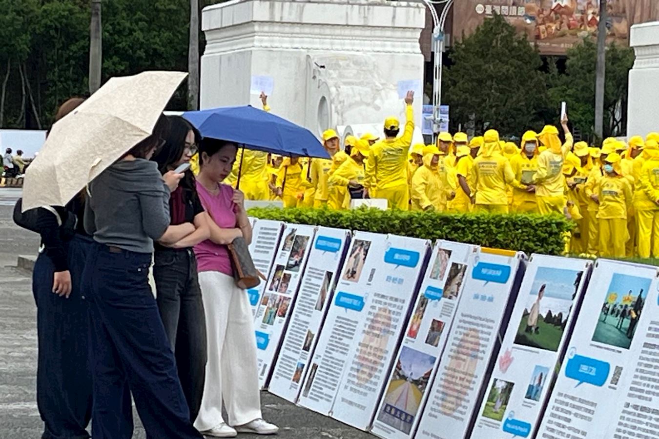 '图8~11:民众驻足真相展板前,了解法轮功真相。'