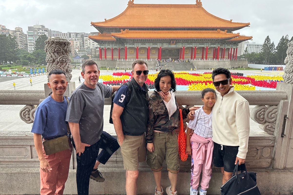 '图15:来自美国的马克(左二)及亲友。'