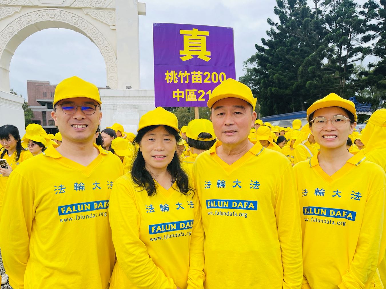 '图17:黄圣杰(左)和父母(中)及妹妹(右)合影。'