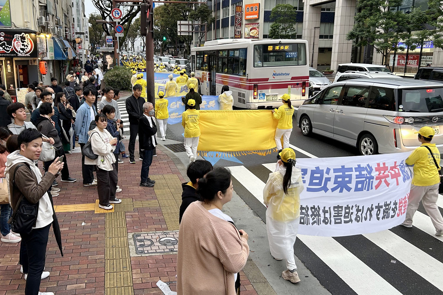 图1~9:二零二四年十一月二日,日本法轮功学员在福冈县的福冈市举办反迫害游行活动,吸引许多市民及游客驻足观看,有的与学员交谈,想了解法轮功更多的讯息。