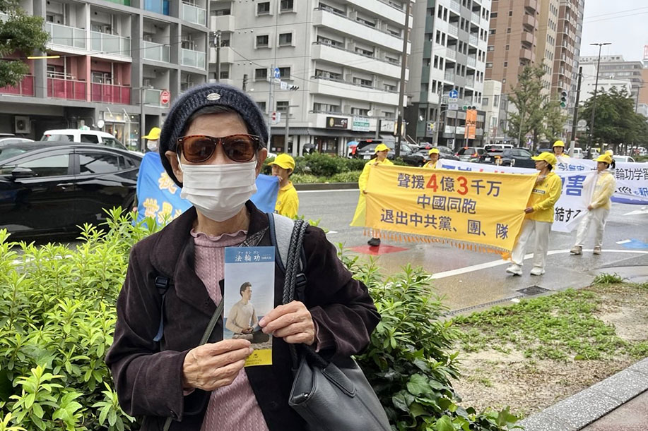 图11:佐藤正子女士表示支持法轮功学员反迫害游行。她说:“绝不允许迫害的发生”。