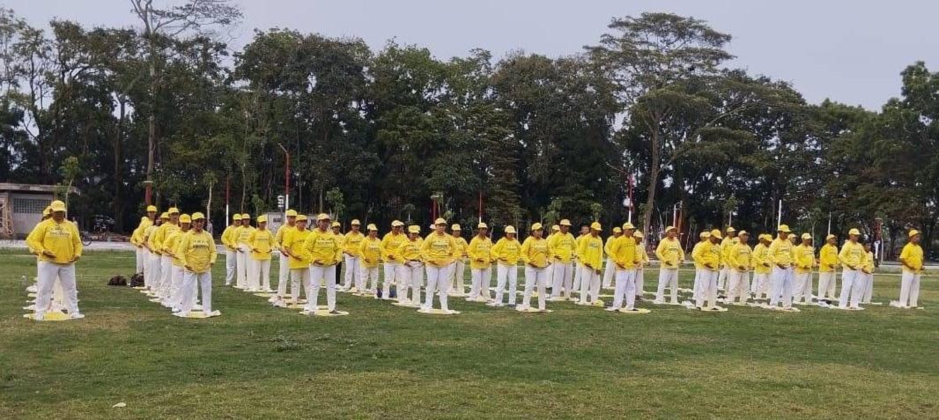 图1:二零二四年十一月十日下午,印尼法轮功学员在邦卡诺公园(Bung Karno Park)集体炼功。