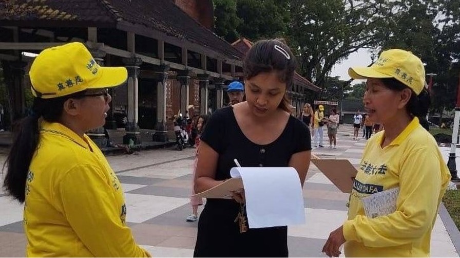 图4:英德拉瓦蒂(Indrawati)签署请愿书,呼吁中共立即停止迫害。
