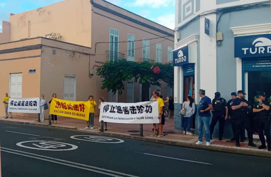 '图1~2:法轮功学员在习近平下榻的宾馆前和平抗议'