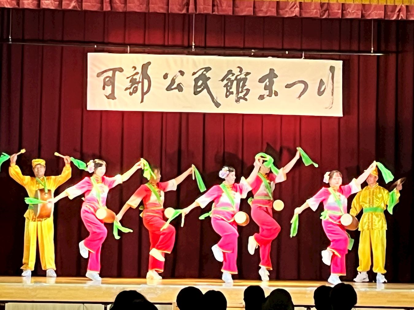 '图3:二零二四年十一月三日,法轮功学员在“可部公民馆庆典”舞台表演腰鼓舞'