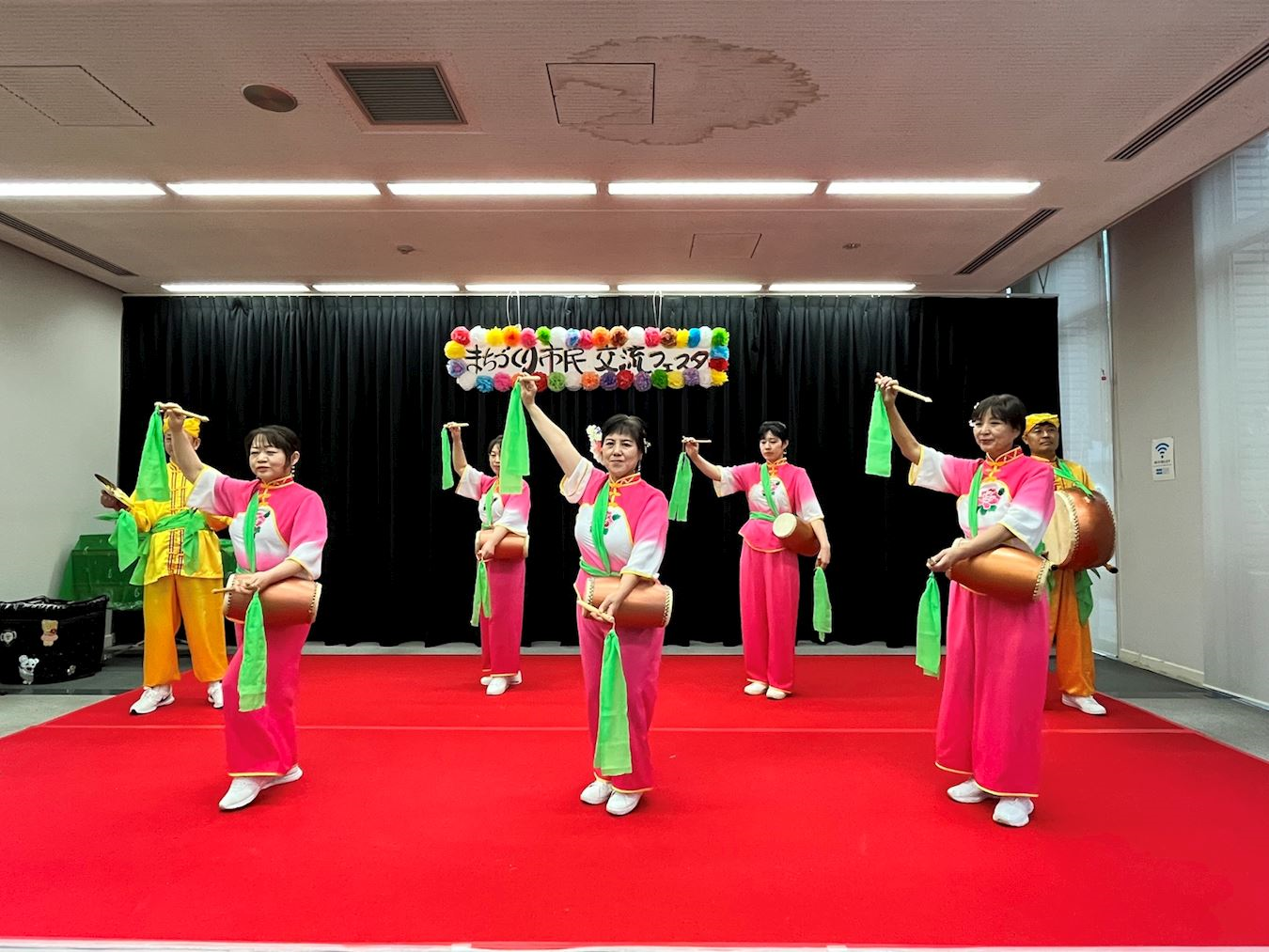 '图6:二零二四年十一月十七日,法轮功学员在“都市建设市民交流庆典” 舞台表演腰鼓舞'