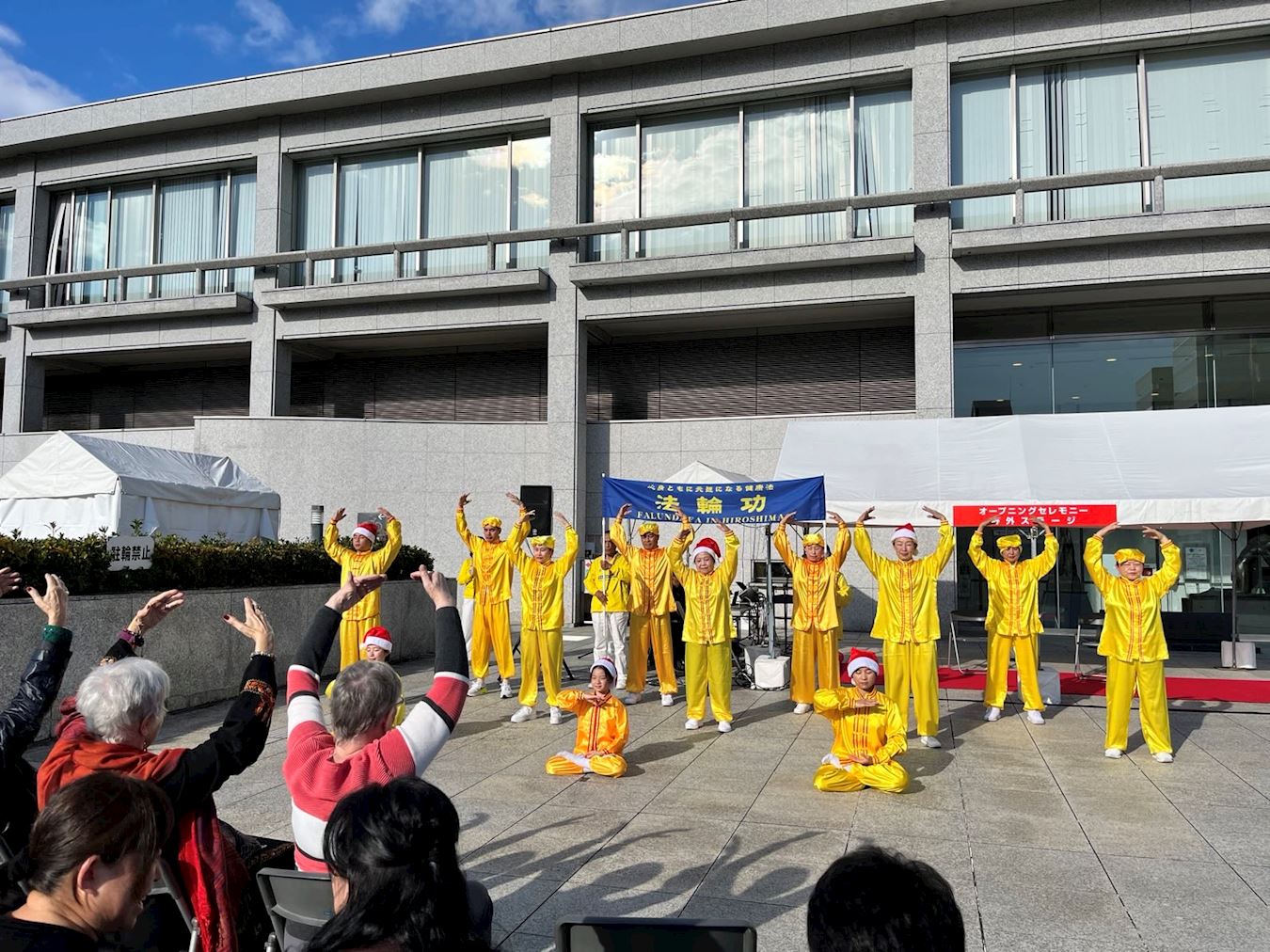 '图7:二零二四年十一月二十四日,法轮功学员在“国际庆典2024” 舞台演示法轮功的五套功法'