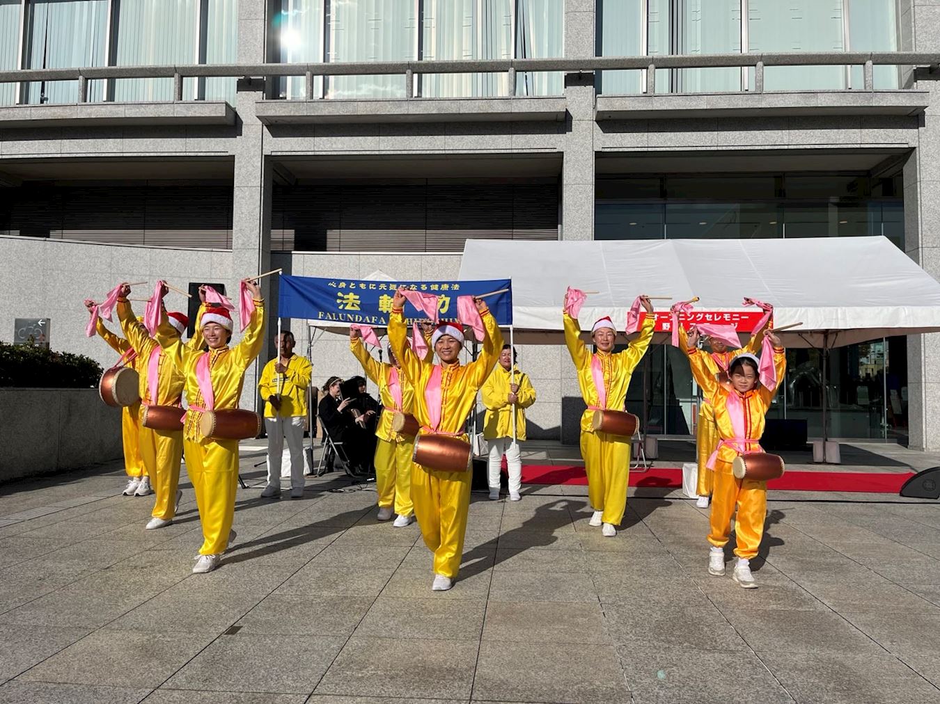 '图8:二零二四年十一月二十四日,法轮功学员在“国际庆典2024” 舞台表演腰鼓舞'