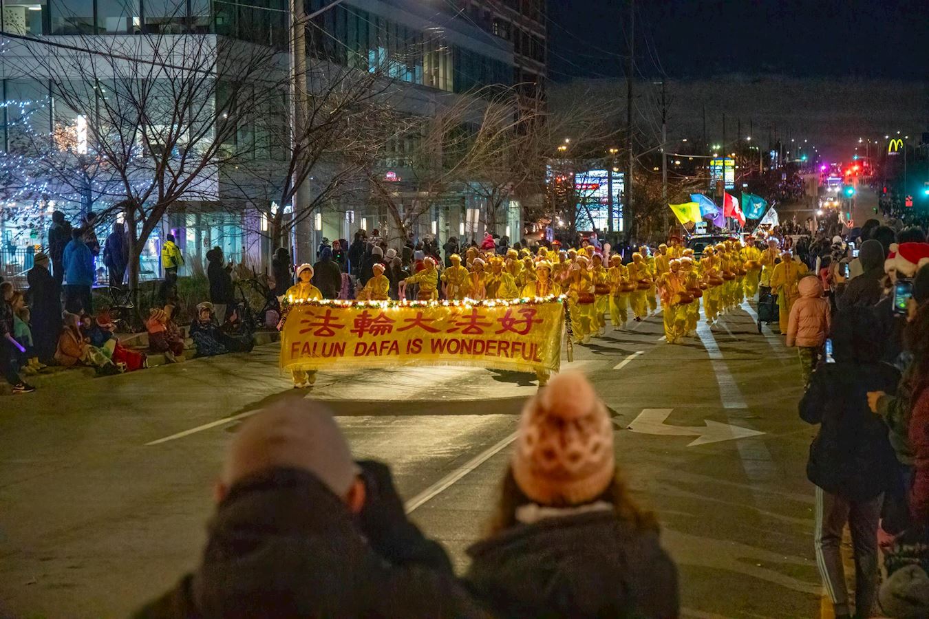 '图1~5:多伦多天国乐团和腰鼓队参加皮克林镇和亚积士镇的圣诞节游行,收到民众的欢呼和称赞'